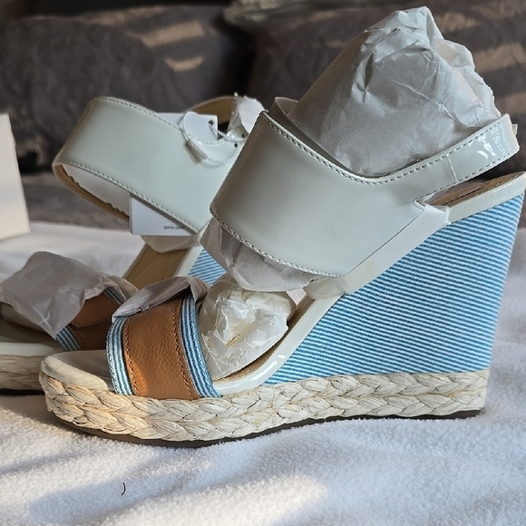 Stylish Women's Wedge Sandals in Cream, Blue, and Tan - Picture 1 of 4